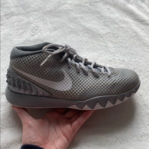 Kyrie 1 Noir Queen